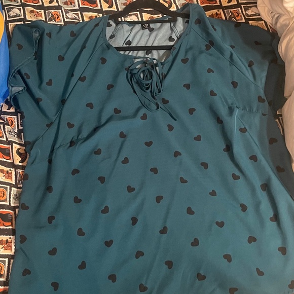 Green top with black hearts - Picture 2 of 2